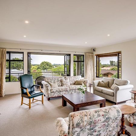 Busby Hill Villa - Havelock North Holiday Home エクステリア 写真
