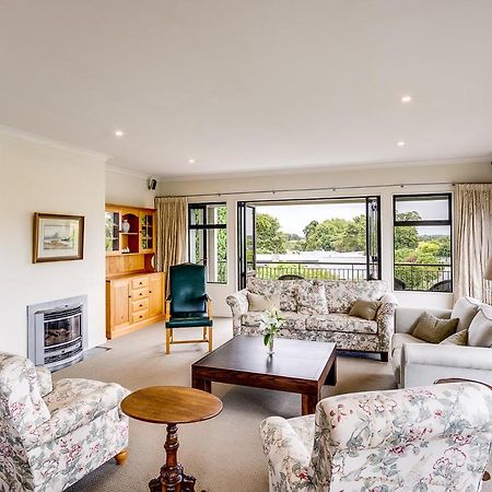 Busby Hill Villa - Havelock North Holiday Home エクステリア 写真