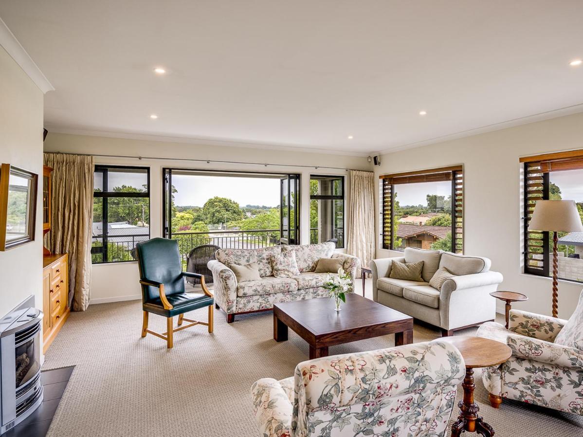 Busby Hill Villa - Havelock North Holiday Home エクステリア 写真