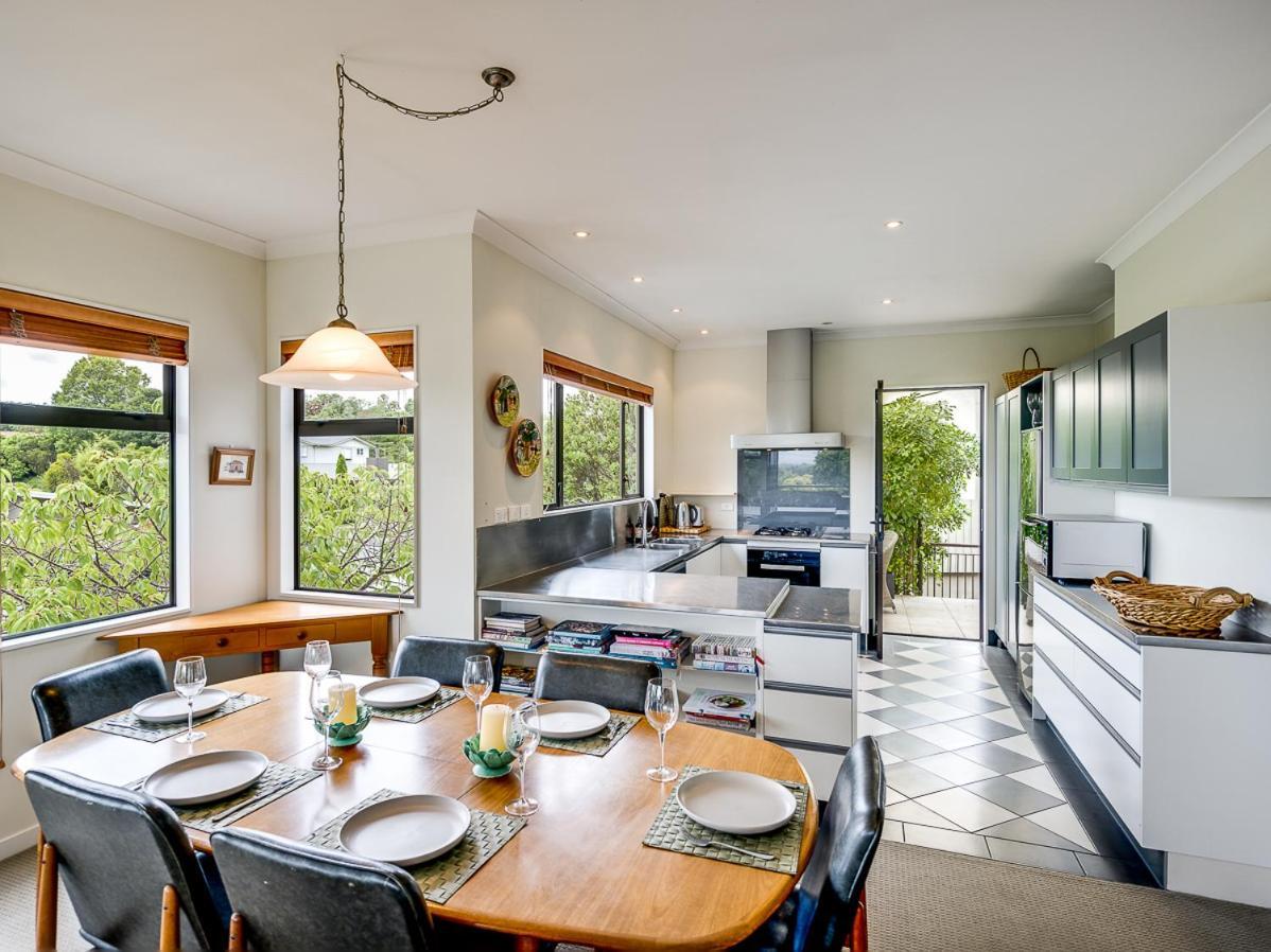 Busby Hill Villa - Havelock North Holiday Home エクステリア 写真