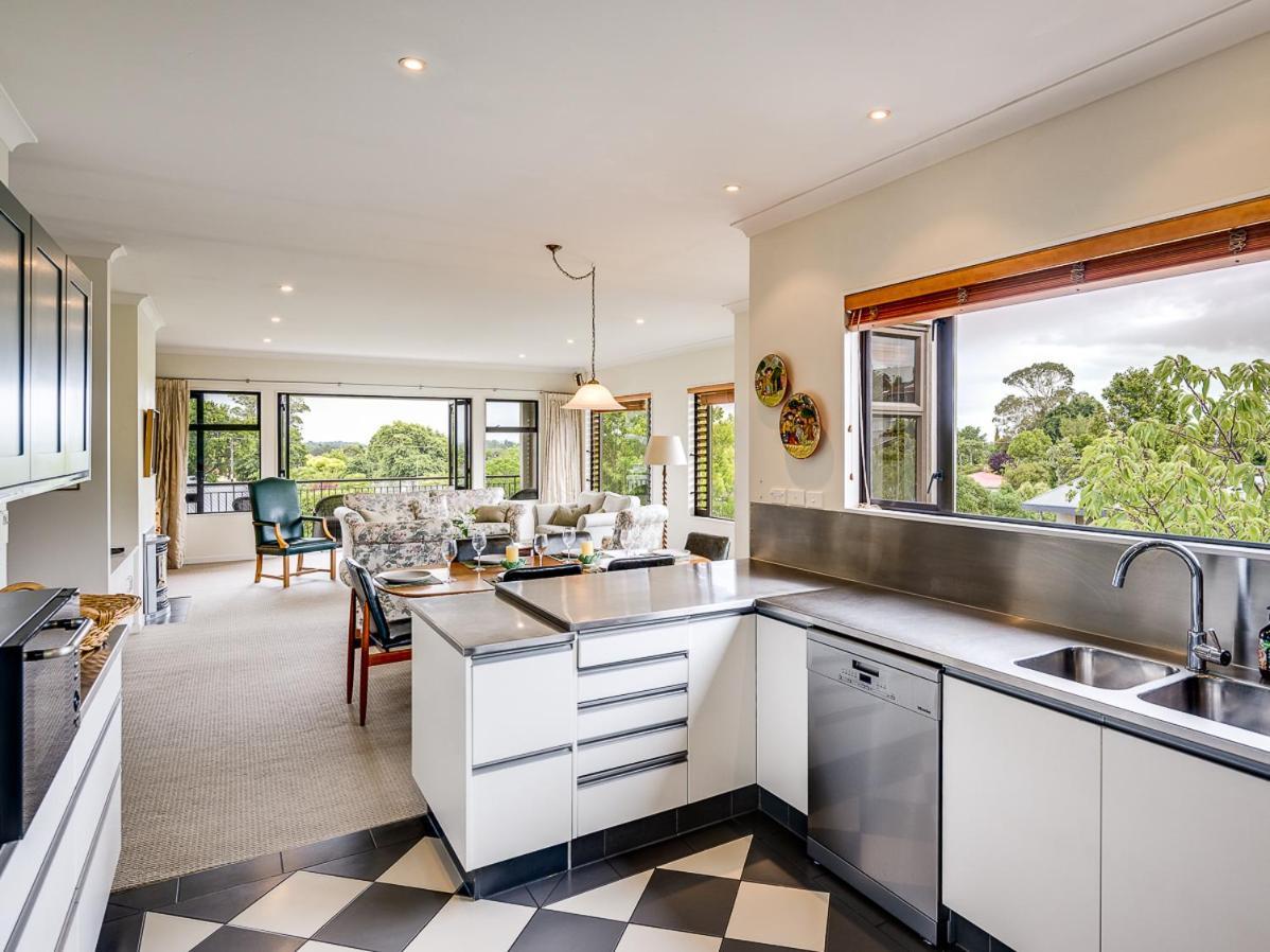 Busby Hill Villa - Havelock North Holiday Home エクステリア 写真