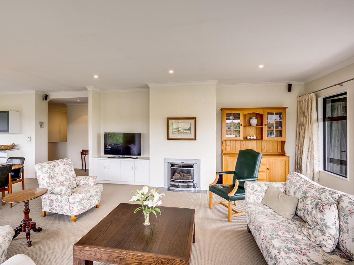 Busby Hill Villa - Havelock North Holiday Home エクステリア 写真