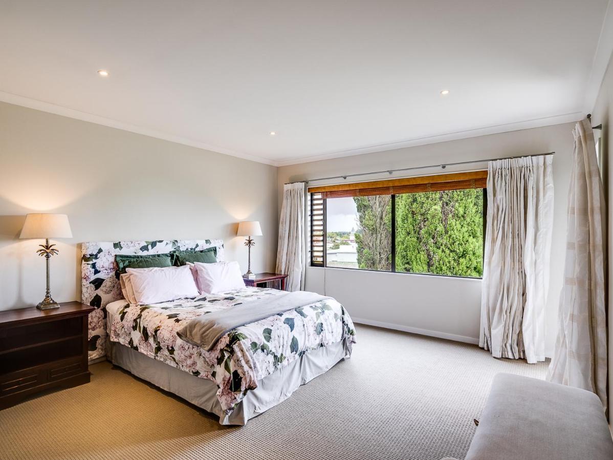 Busby Hill Villa - Havelock North Holiday Home エクステリア 写真