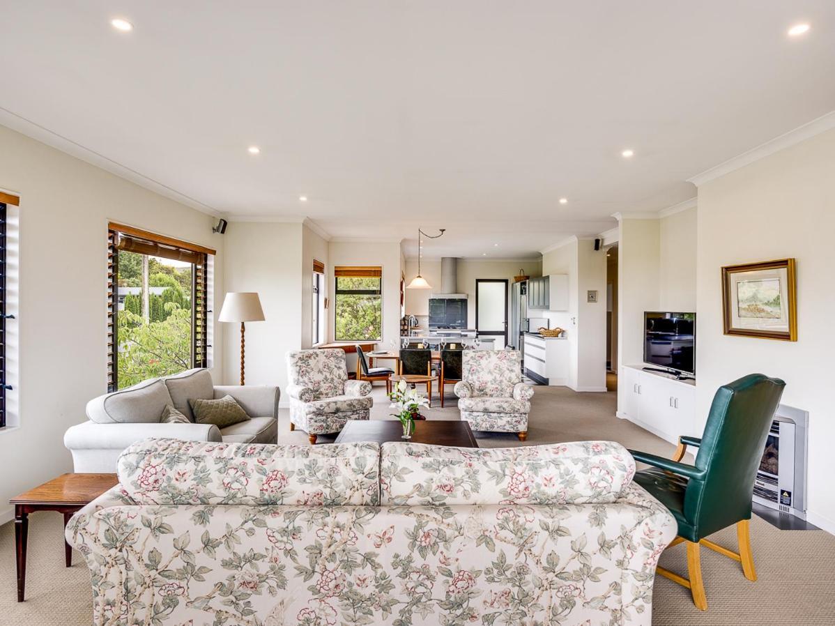 Busby Hill Villa - Havelock North Holiday Home エクステリア 写真