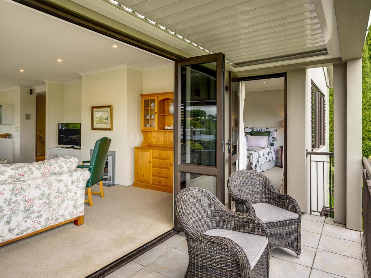 Busby Hill Villa - Havelock North Holiday Home エクステリア 写真