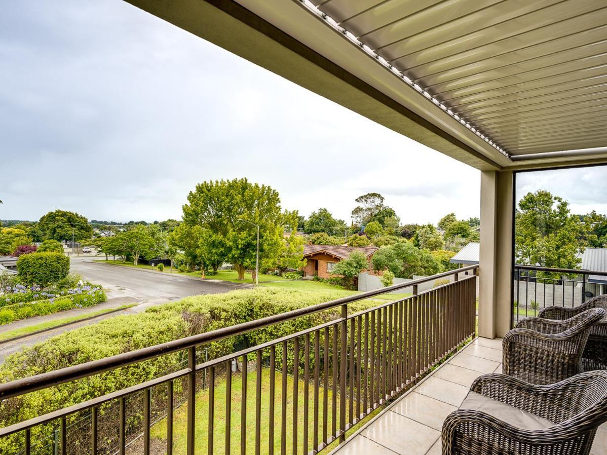 Busby Hill Villa - Havelock North Holiday Home エクステリア 写真