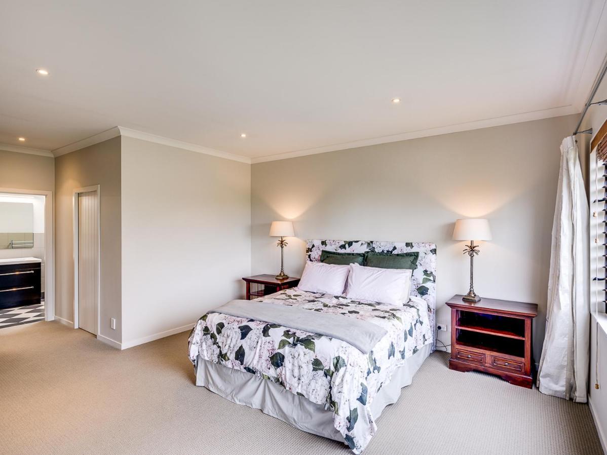 Busby Hill Villa - Havelock North Holiday Home エクステリア 写真
