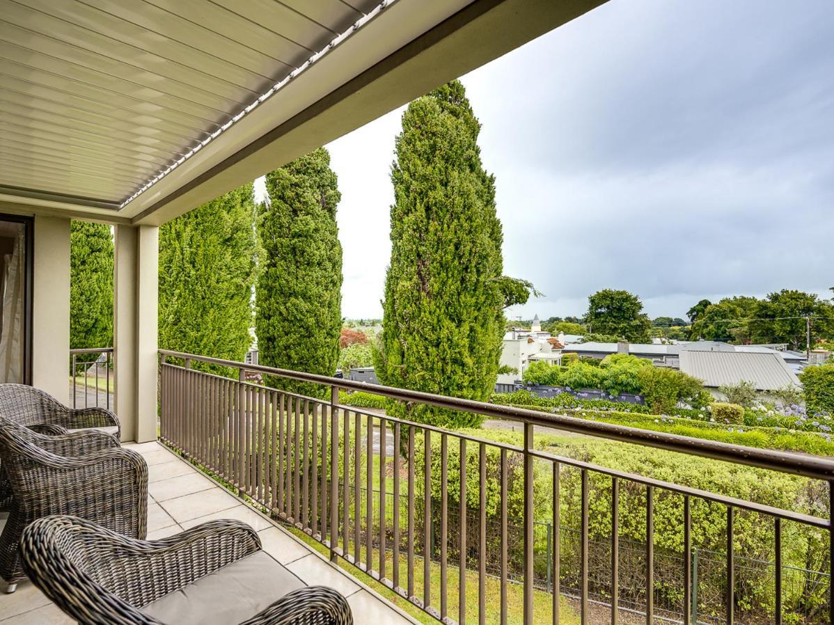 Busby Hill Villa - Havelock North Holiday Home エクステリア 写真