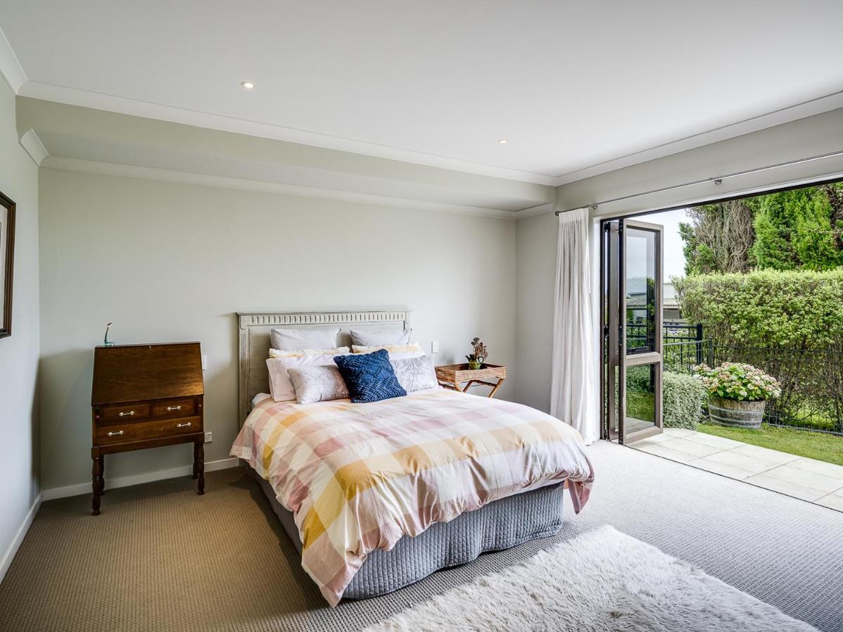 Busby Hill Villa - Havelock North Holiday Home エクステリア 写真